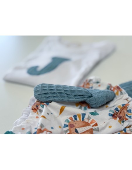 Cubrepañal con tirantes y camiseta